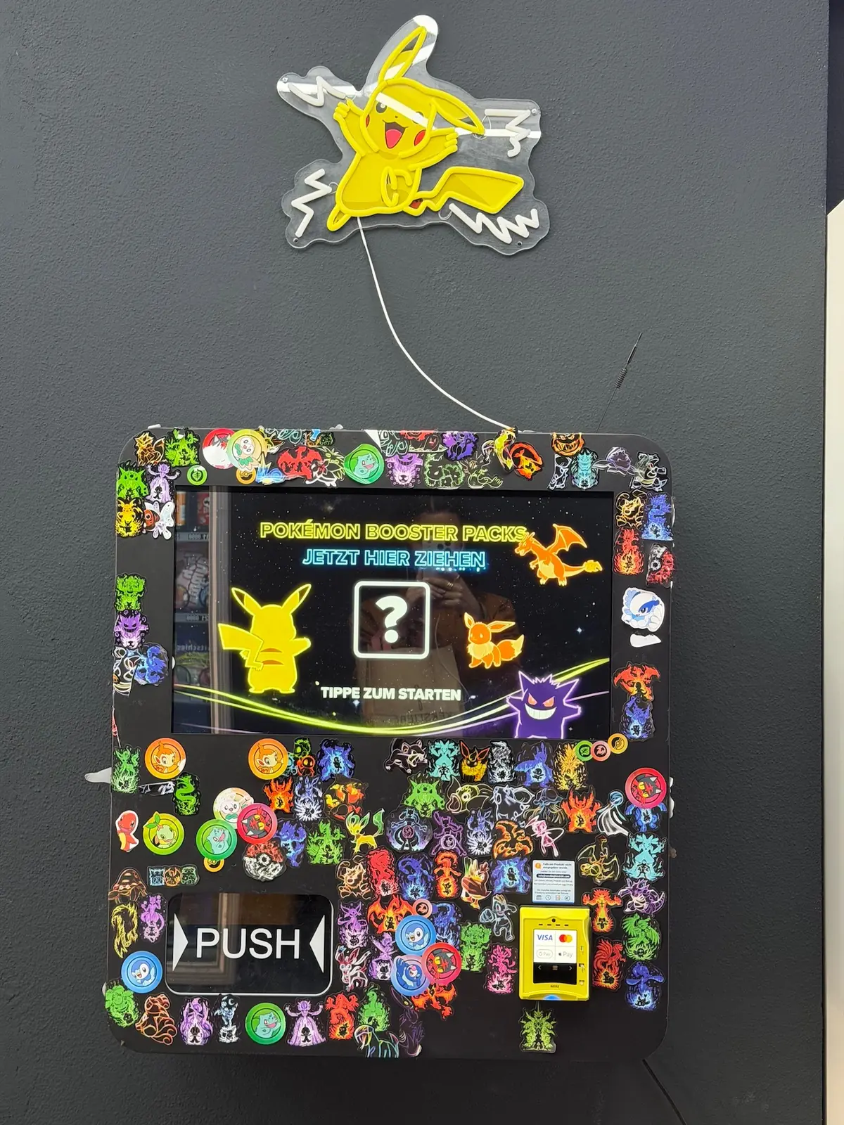 Pokémon-Automat für Boosterpacks in der Kiosk Box München