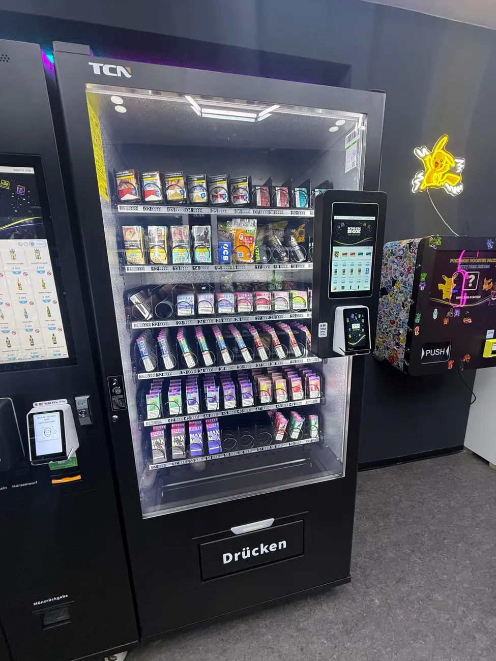 Verkaufsautomat mit Vapes, Pods und Raucherbedarf
